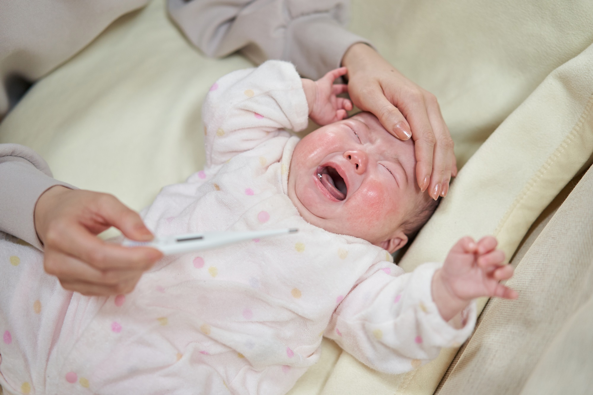 Tại sao bé thường bị sốt? Sốt do nhiễm trùng và Sốt không nhiễm trùng?