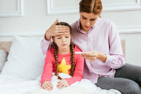 Lợi và hại của sốt như thế nào? Làm sao để tăng đề kháng nhờ sốt?