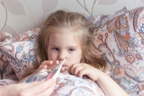 Sốt trải qua mấy giai đoạn? Và chăm sóc sức khỏe người bị sốt thế nào?