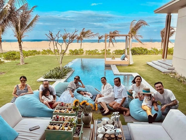 Gia đình nhiều thế hệ thư giãn bên hồ bơi của villa nghỉ dưỡng