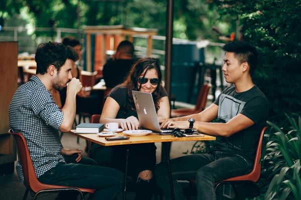 Nhiều người chọn quán cà phê sân vườn làm điểm hẹn cuối tuần