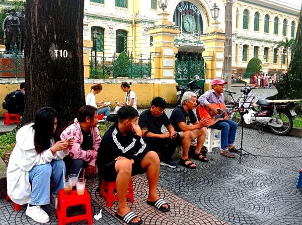 Cà phê bệt tại Nhà thờ Đức Bà