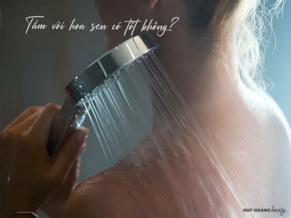 Tắm vòi hoa sen có tốt không? Lợi ích và tác hại