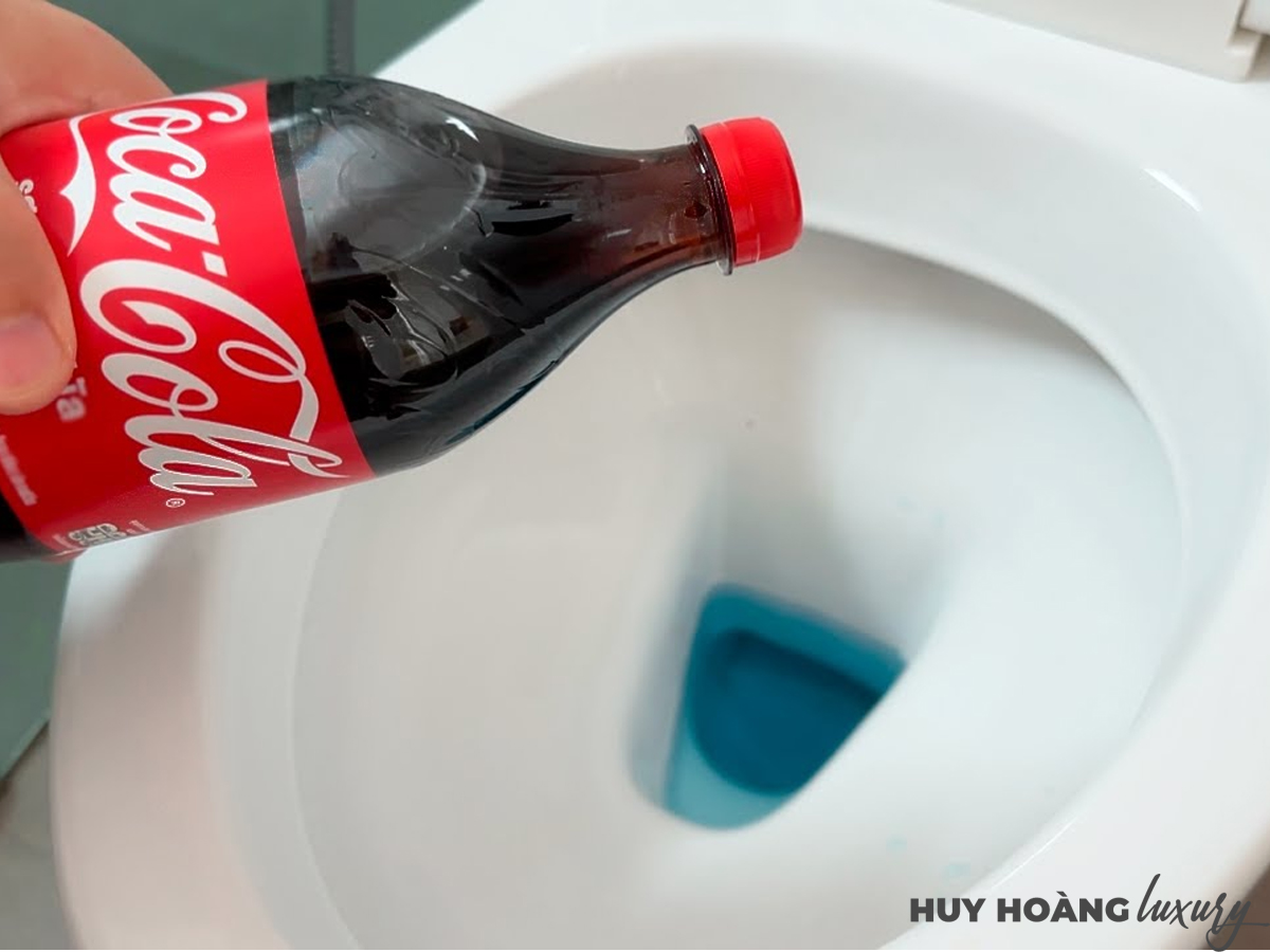 Dùng coca cola để vệ sinh bồn cầu