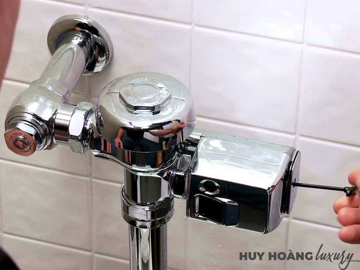 Sửa van xả cảm ứng tiểu nam