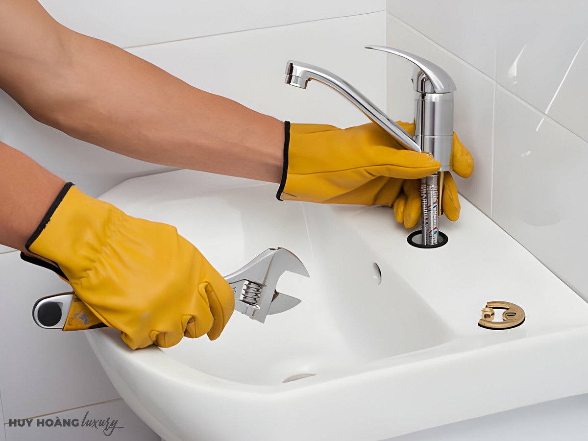 Sửa các thiết bị vệ sinh như vòi lavabo trước khi xảy ra sự cố rò rỉ