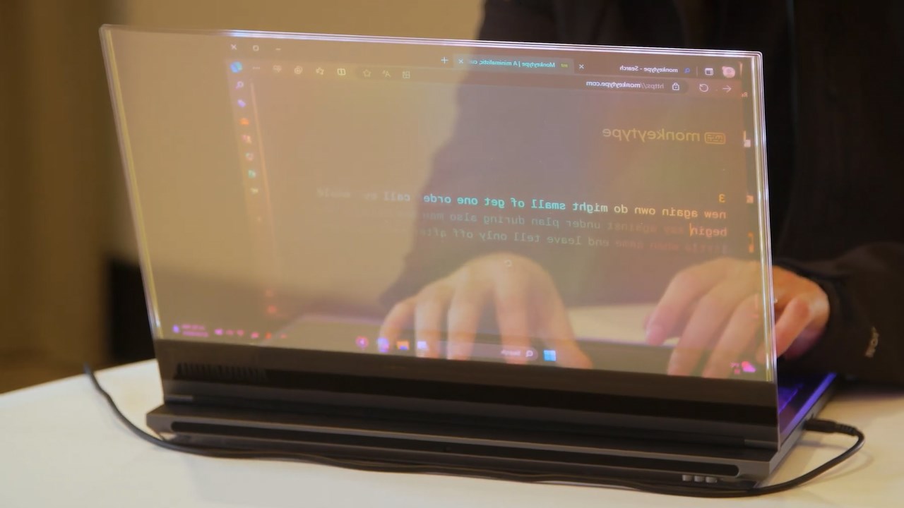 Trên tay Lenovo Project Crystal: Laptop đầu tiên trên thế giới có màn hình trong suốt cực lạ