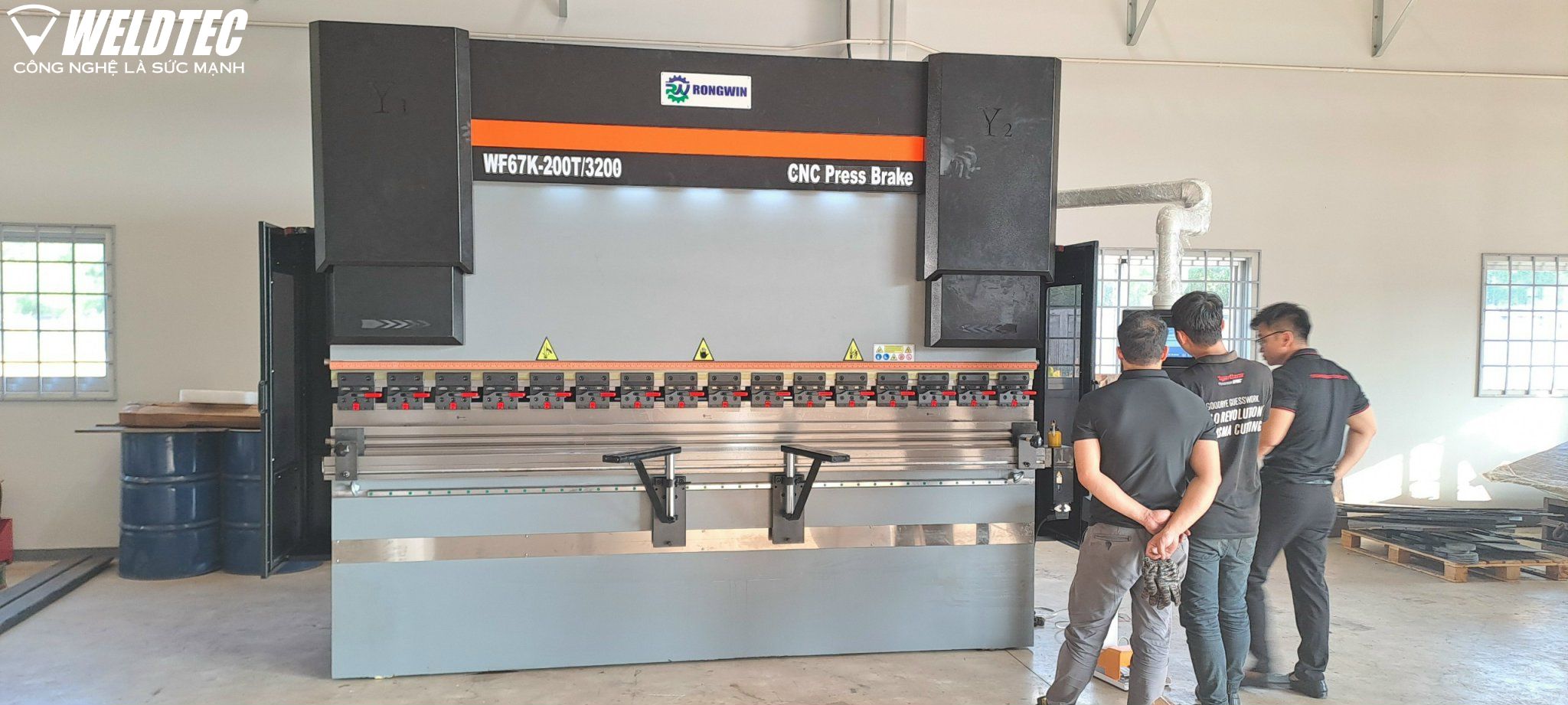 Weldtec bàn giao thành công lô hàng máy chấn CNC cho khách hàng Nhật Bản