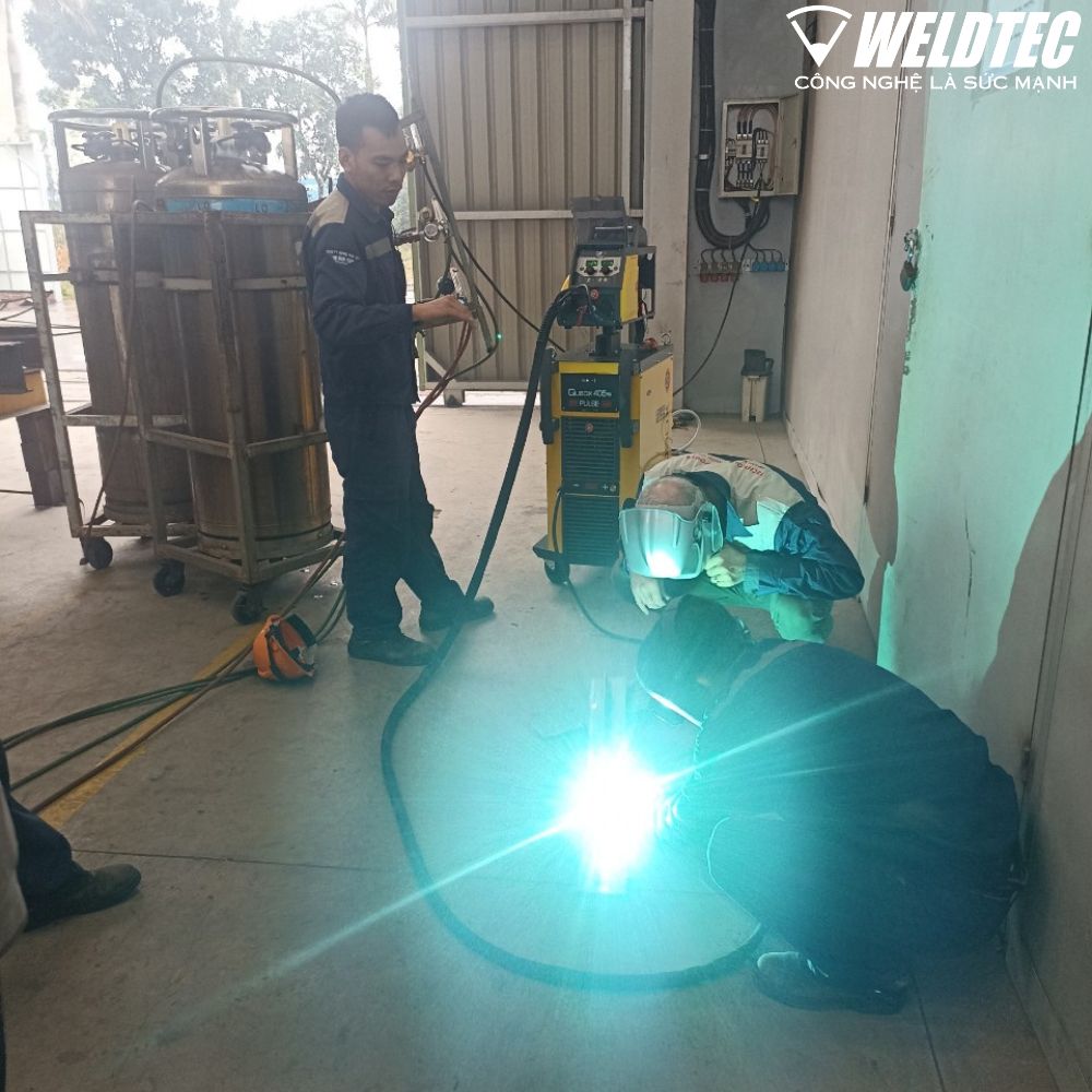 Weldtec & chuyên gia của hãng CEA demo máy hàn xung Qubox CEA cho khách hàng