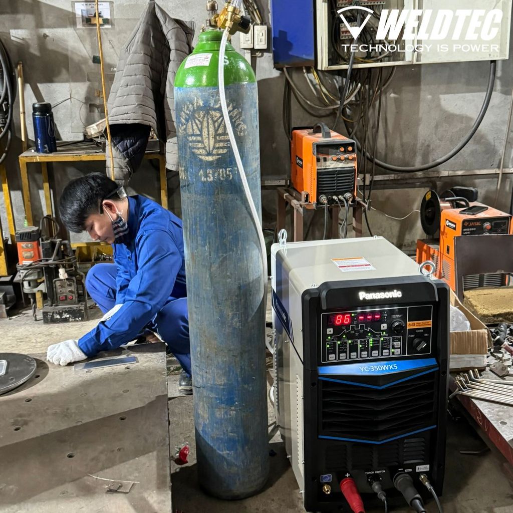 Demo sản phẩm máy hàn Panasonic YC-350WX5 cho khách hàng