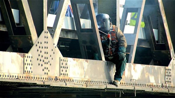 Khi Mối Hàn Của Bạn Gánh Trên Mình Xe Tải 18 Bánh: Vì Sao Độ Chính Xác Là Yếu Tố Sống Còn Trong Xây Dựng Cầu