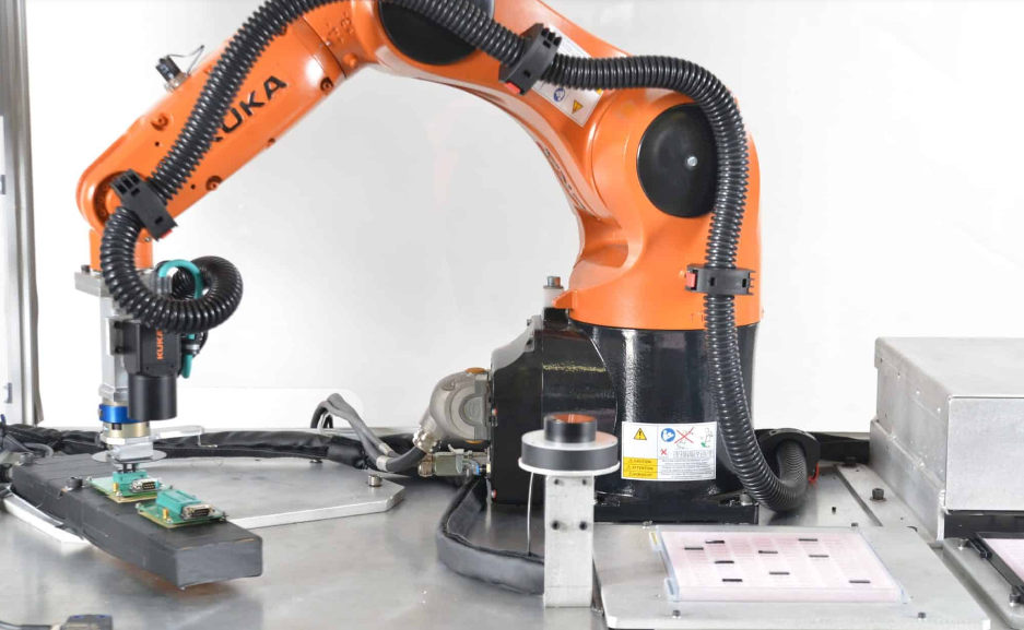 Giải pháp robot gắp và dùng camera cho công ty sản xuất chip máy tính