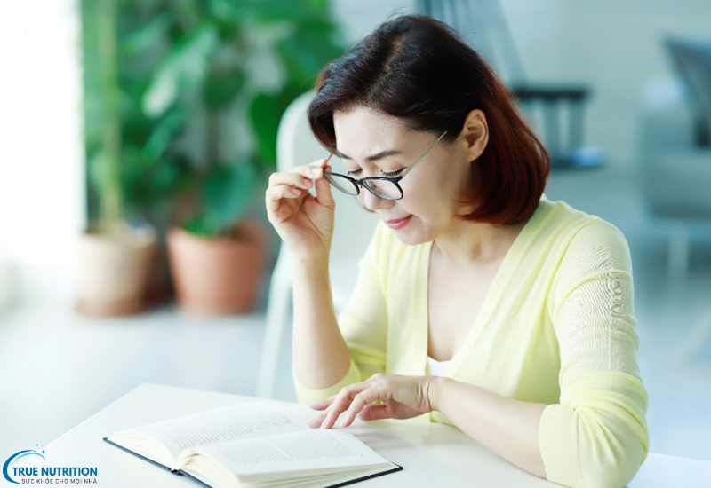 Nguyên Nhân Bệnh Viễn Thị: Tại Sao Mắt Bạn Gặp Khó Khăn Khi Nhìn Gần?