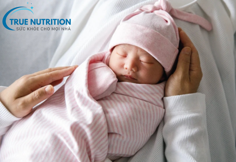 Bí quyết giữ ấm cho trẻ sơ sinh khi thời tiết chuyển mùa