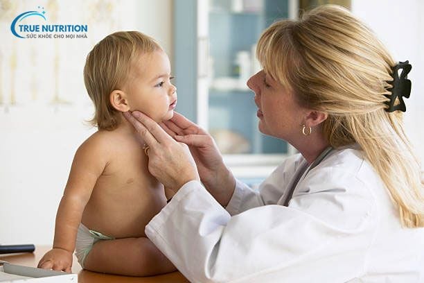 Nhận Diện Hình Ảnh Trẻ Bị Suy Giáp Bẩm Sinh: Triệu Chứng, Điều Trị