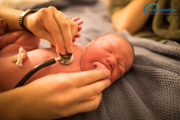 Tồn tại nang ống niệu rốn ở trẻ sơ sinh là gì? Bao giờ cần mổ?