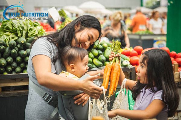 trẻ bị táo bón ba mẹ cần bổ sung dinh dưỡng đúng cách