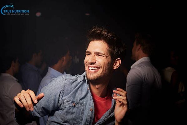 Nháy Mắt Trái Nam Chính Xác 100%: Giải Mã Điềm Báo Theo Giờ