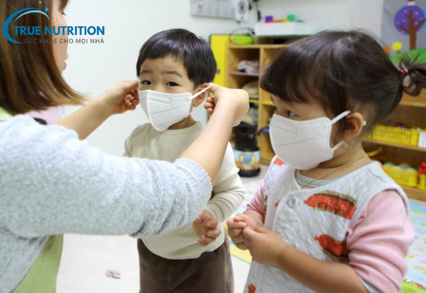 Trẻ Bao Nhiêu Tháng Có Thể Đeo Khẩu Trang? Lựa Chọn An Toàn Và Thoải Mái