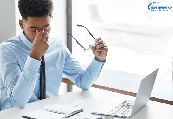 Triệu Chứng Bệnh Khô Mắt Cần Lưu Ý: Từ Ngứa Mắt Đến Mờ Mắt