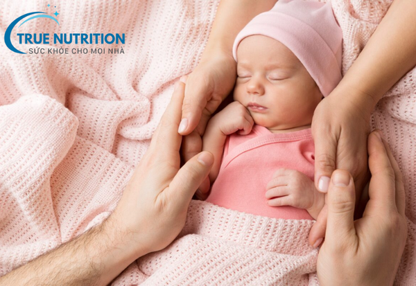 Bí quyết giữ ấm cho trẻ sơ sinh khi thời tiết chuyển mùa