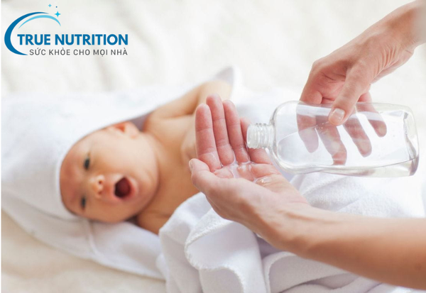 Bí quyết giữ ấm cho trẻ sơ sinh khi thời tiết chuyển mùa