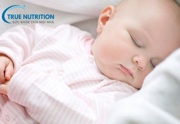 Bí quyết giữ ấm cho trẻ sơ sinh khi thời tiết chuyển mùa