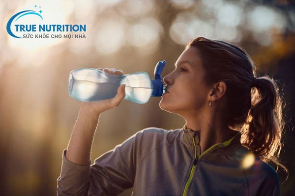 Sau khi tập thể dục, cơ thể không chỉ mất nước mà còn mất nhiều khoáng chất quan trọng thông qua mồ hôi. Để phục hồi nhanh chóng và hiệu quả, việc bổ sung nước đúng cách là rất quan trọng. Dưới đây là những khuyến nghị khoa học về cách bổ sung nước sau khi tập luyện.