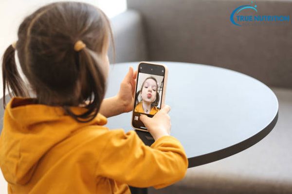 Khuôn Mặt Bị Lệch Khi Chụp Ảnh: Nguyên Nhân, Biện Pháp Khắc Phục