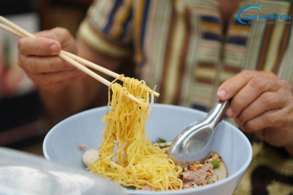 Gan nhiễm mỡ ăn mì tôm được không?