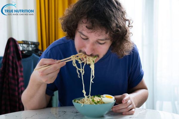 Gan nhiễm mỡ ăn mì tôm được không?