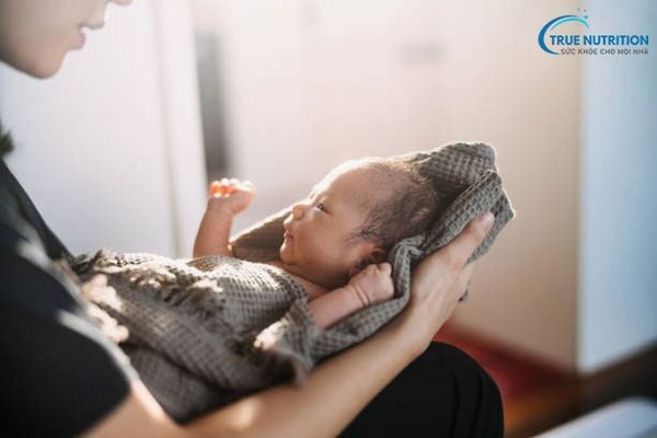 Trẻ Sinh Ra Có Tóc Ba Chỏm: Quan Niệm Tâm Linh & Lý Giải Khoa Học