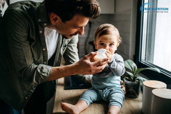 Sữa Công Thức Pha Xong Sẽ Để Được Bao Lâu? Sử Dụng Đúng Cách, An Toàn