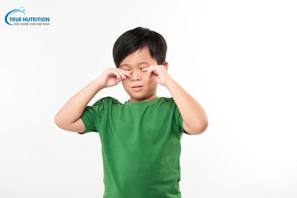 Cách Điều Trị Nháy Mắt ở Trẻ Nhỏ: Nguyên Nhân, Phòng Ngừa