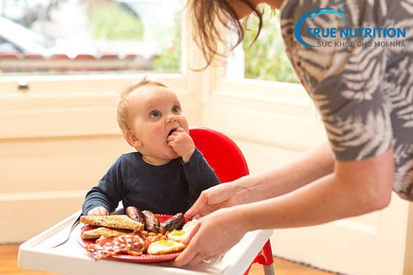 Cảnh Báo: 5 Sai Lầm Hay Gặp Trong Chế Độ Ăn Uống Của Trẻ 0-3 Tuổi Có Thể Kìm Hãm Chiều Cao!