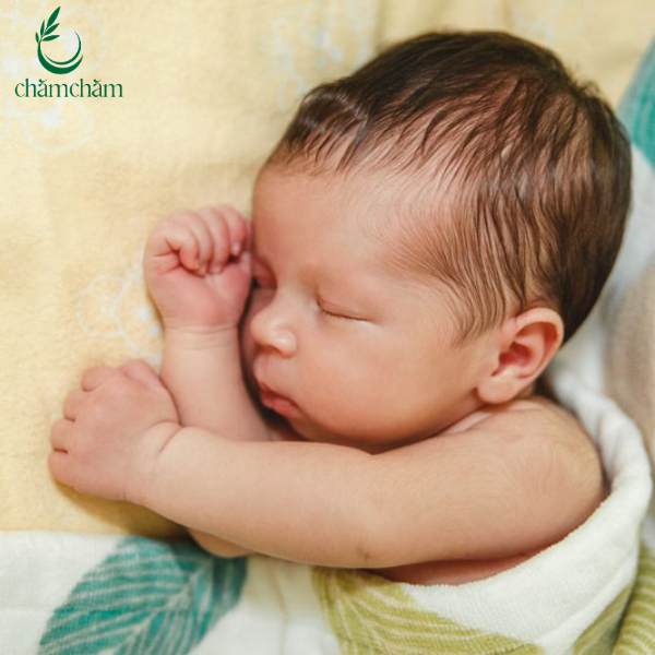 TRẺ ĐỔ MỒ HÔI ĐẦU NHIỀU CÓ NGUY HIỂM KHÔNG?
