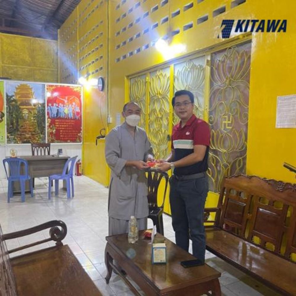 Kitawa thăm hỏi và tặng quà cho trẻ em mồ côi ở chùa Kỳ Quang II