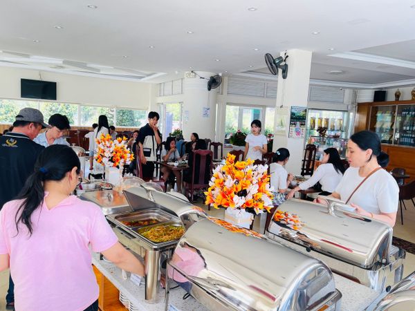 Buffet trưa Thuỷ Hoàng Nguyên