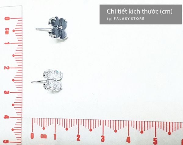 Bông tai bạc dáng hoa với đá quý hình trái tim, sự kết hợp hoàn hảo giữa phong cách thanh lịch và sự quyến rũ nhẹ nhàng