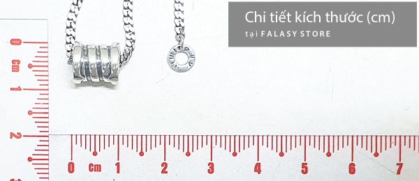 Chiếc dây chuyền bạc thanh lịch, với mặt hình trụ nổi bật, là phụ kiện hoàn hảo cho phong cách tối giản và hiện đại