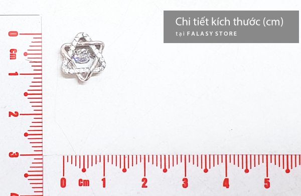 Thiết kế ngôi sao 6 cánh với viên đá lớn, mặt dây chuyền bạc 925 đính đá tạo vẻ sang trọng và quý phái, thích hợp làm quà tặng ý nghĩa