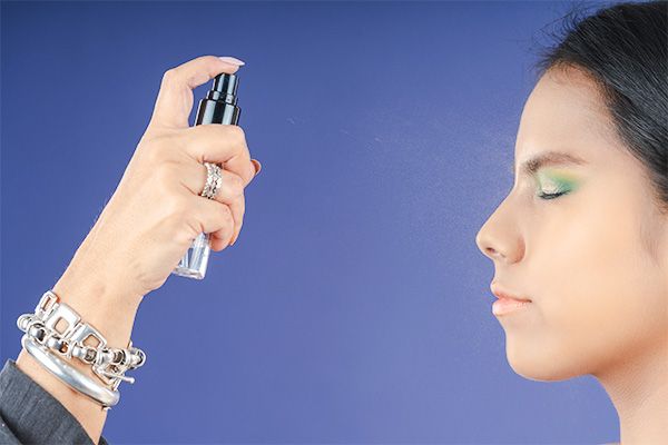 Xịt khóa nền trước hay phấn phủ trước? Bí quyết giữ lớp trang điểm hoàn hảo