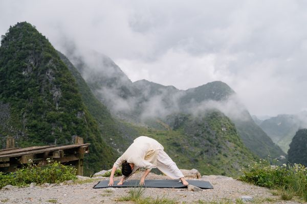 Isha Yoga có những bài thực hành nào? Nên bắt đầu như thế nào?