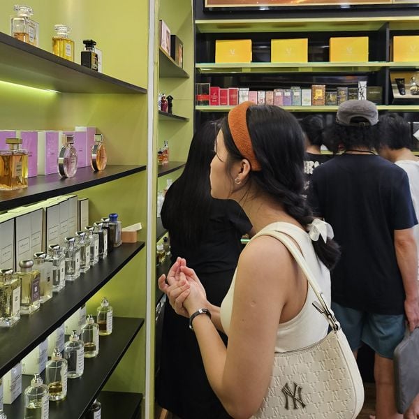 KINH NGHIỆM PHÂN BIỆT NƯỚC HOA CHÍNH HÃNG VÀ NƯỚC HOA FAKE BẠN CẦN BIẾT