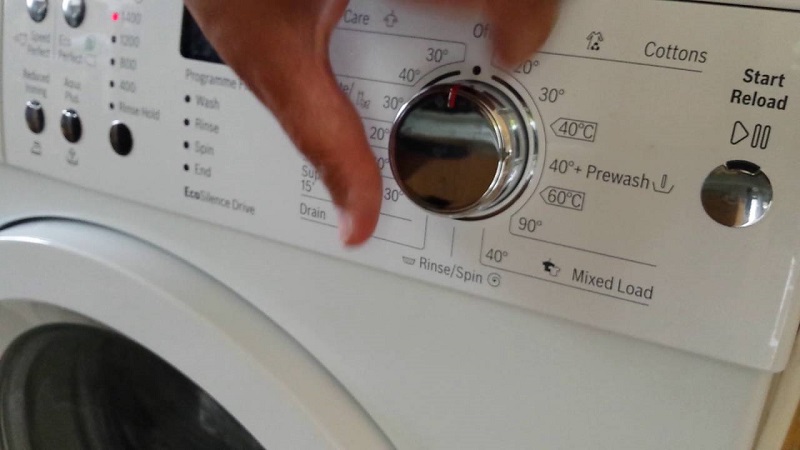 Giặt quần áo bằng nước nóng hay nước lạnh tốt?