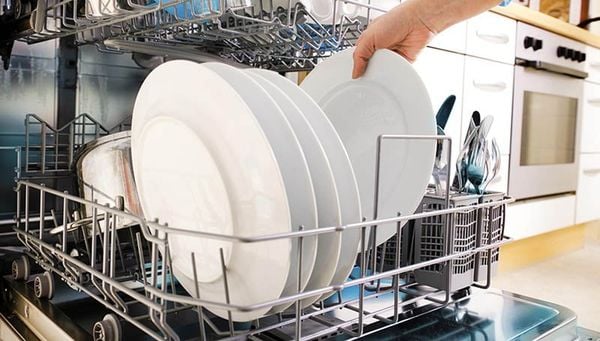 kinh nghiệm mua viên rửa bát phù hợp với số lượng bát đĩa