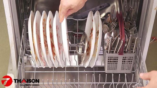 Ngừng ngay việc tráng bát đĩa trước khi cho vào máy rửa bát