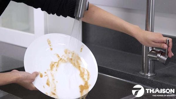 Ngừng ngay việc tráng bát đĩa trước khi cho vào máy rửa bát
