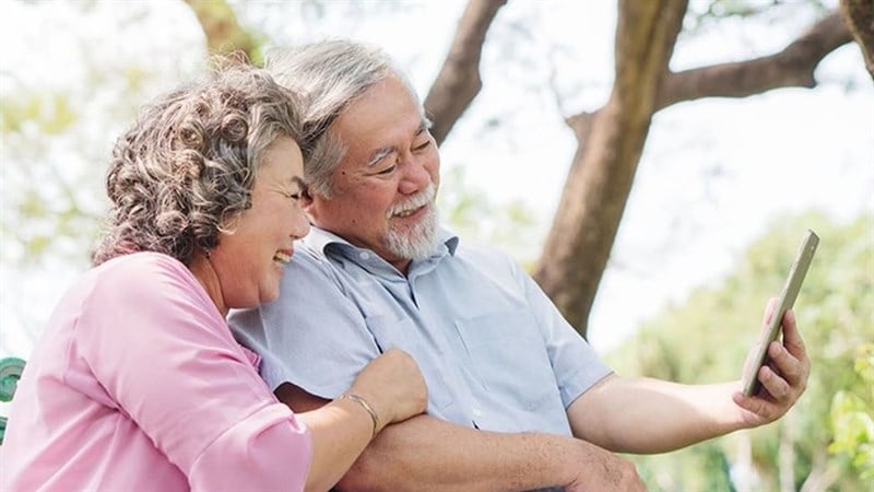 4 Mẫu Điện Thoại 4G Cho Người Già: Loa To, Màn Hình Lớn, Giá Rẻ Nên Mua Nhất