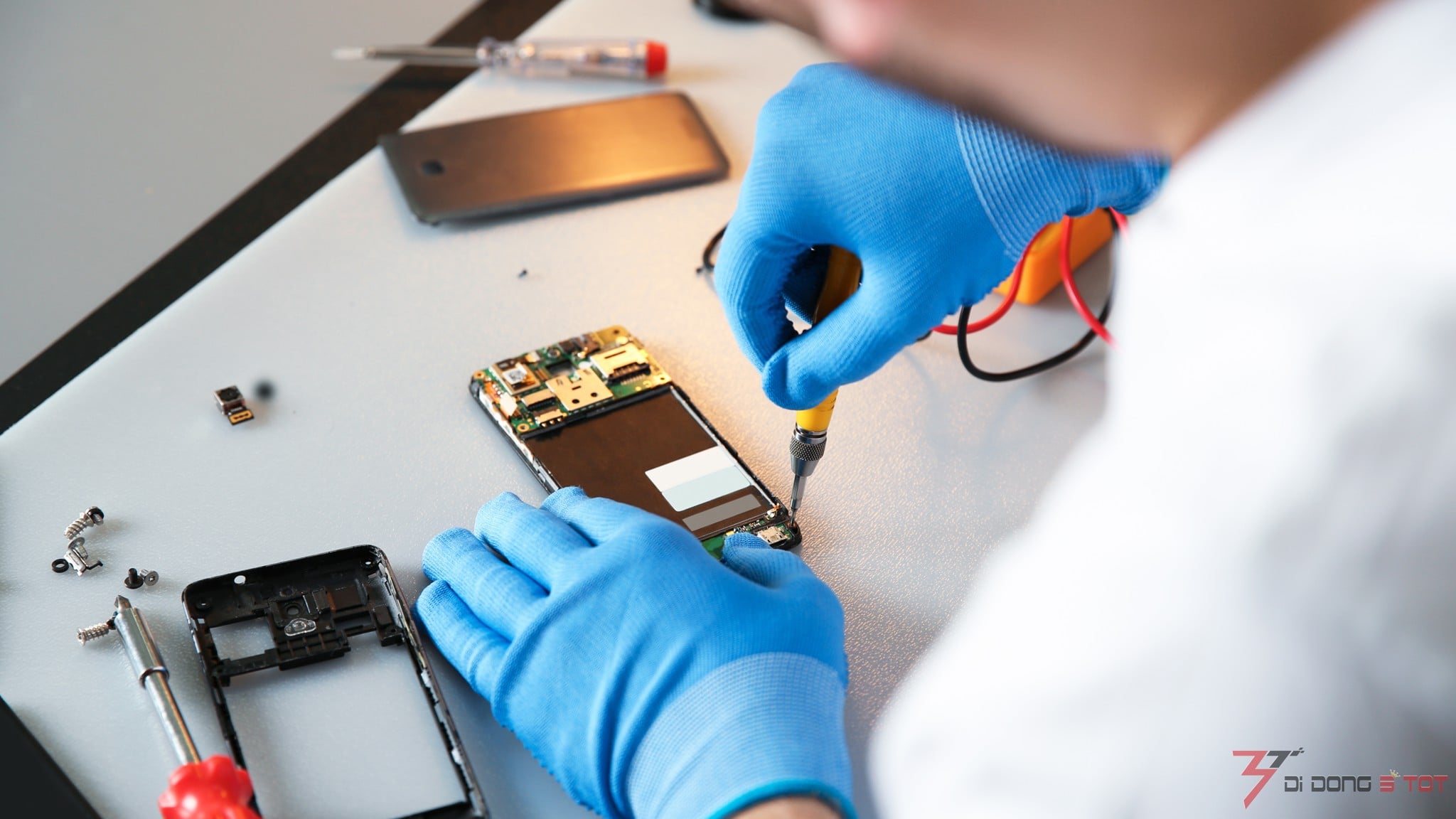 Ép kính iPhone là gì? Khi nào nên ép kính và vì sao nên chọn Di Động 3 Tốt - Sửa chữa điện thoại uy tín tại Thái Bình